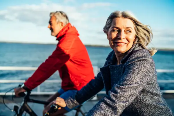 Fietstocht Een man en een vrouw fietsen in de buitenlucht.
