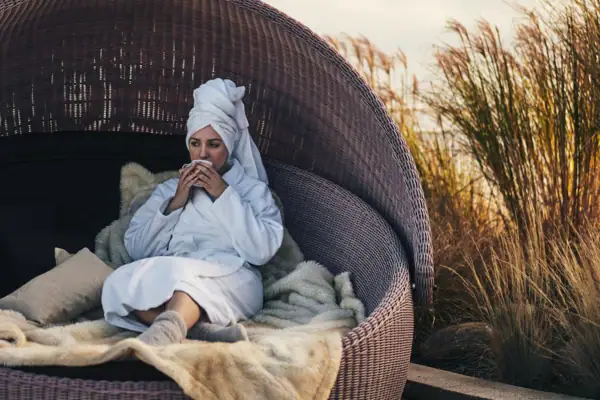 Een vrouw zit op een stoel.