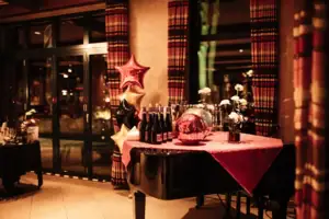 Decoratie voor oudejaarsavond Een tafel met een piano en flessen wijn.