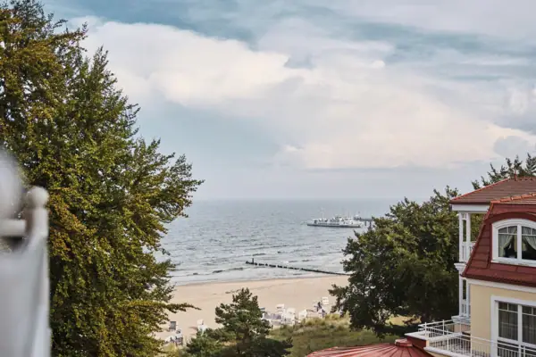 aja Strandhotel Bansin Een strand met een boot in het water.