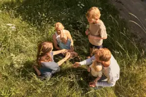 Een groep mensen zit op het gras.