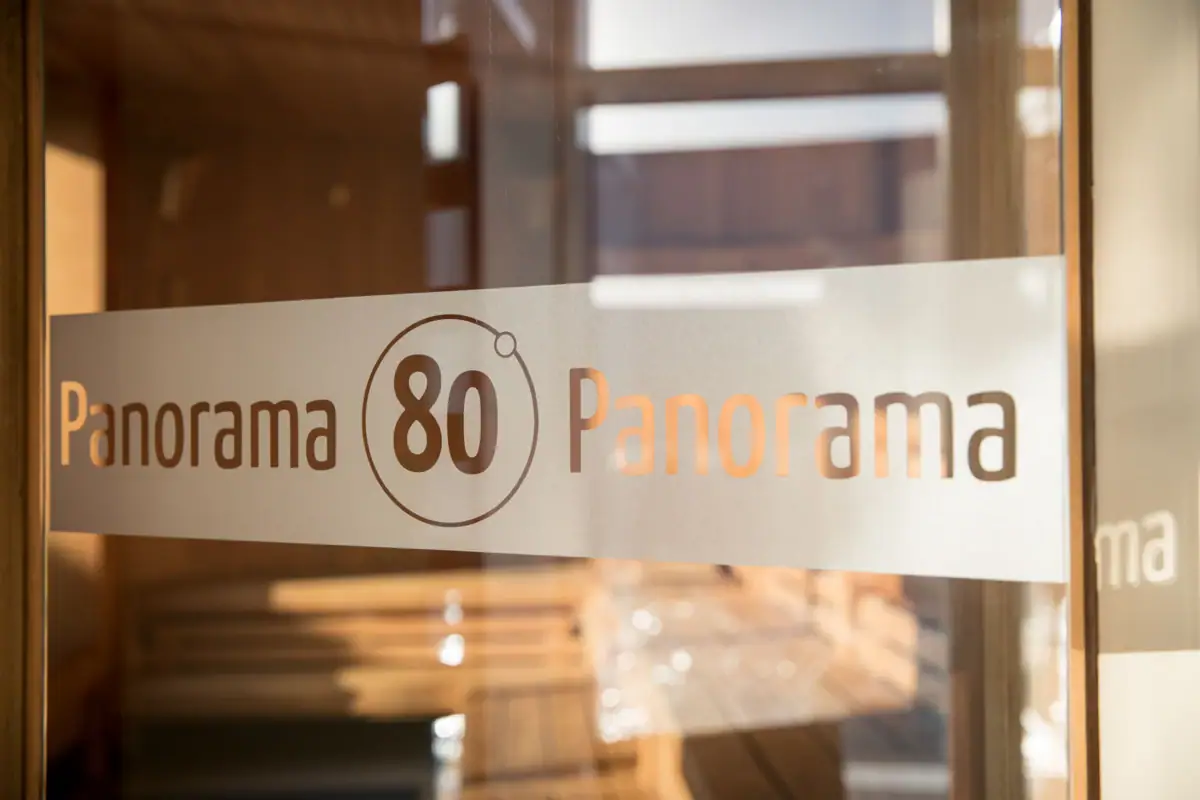 Een bord op een glazen deur met de tekst Panorama