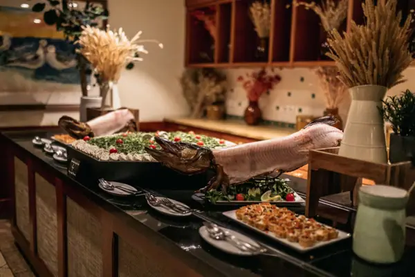 Feestelijk buffet bereid op een toonbank