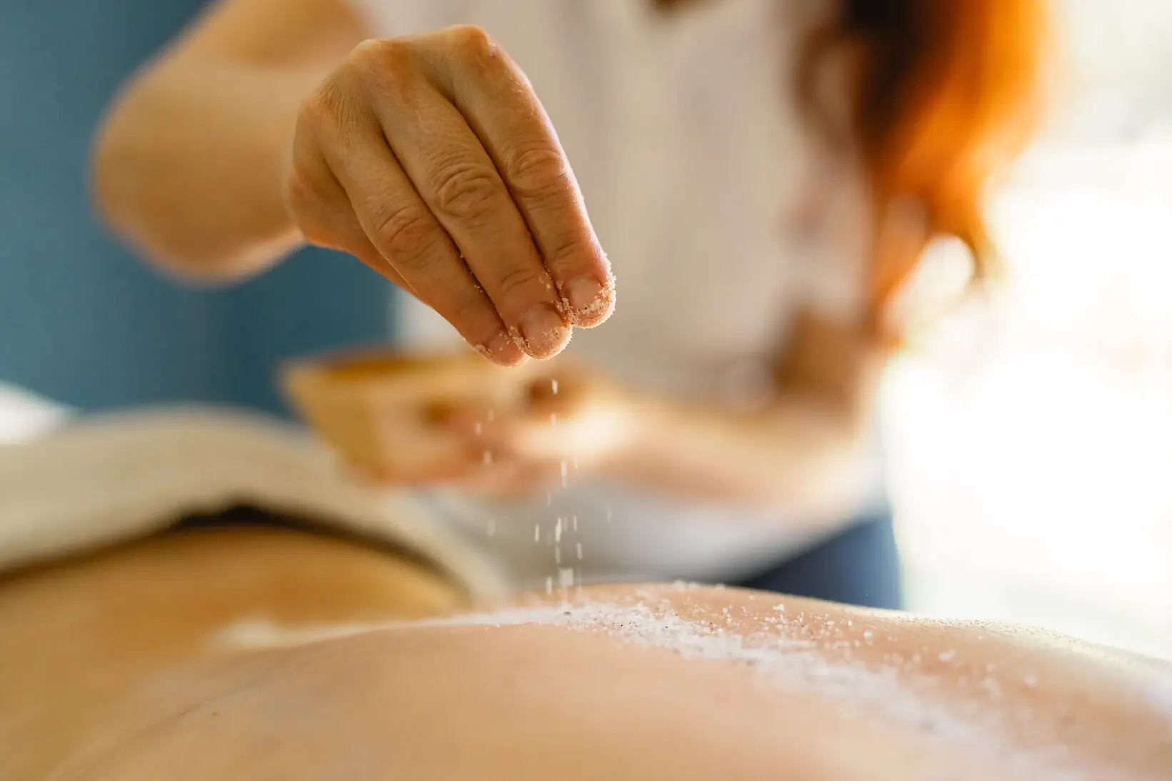 Rust van het bos - combinatie De ene persoon strooit zout op de rug van de andere persoon.