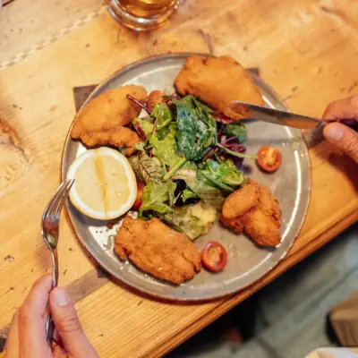 Schnitzel Iemand eet een bord fastfood.