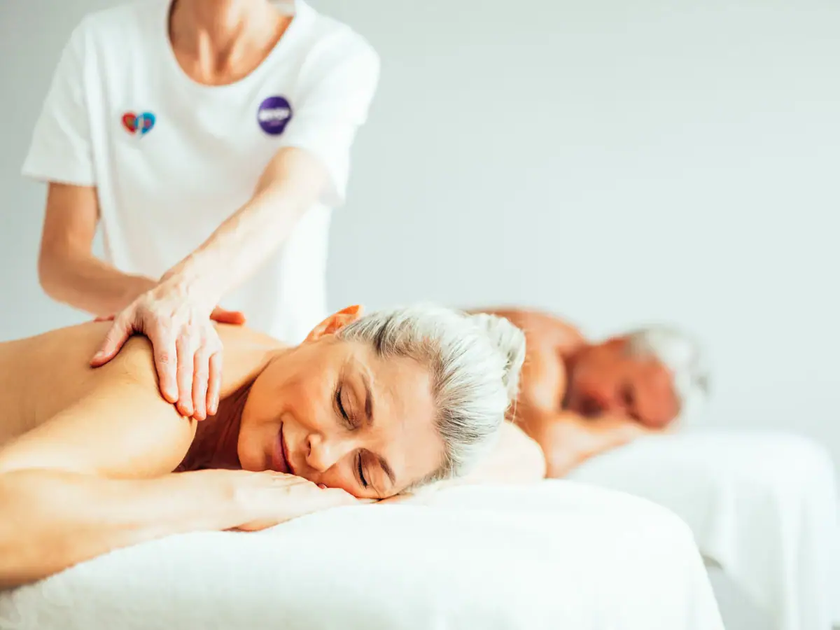 Een vrouw ligt op bed met een man.