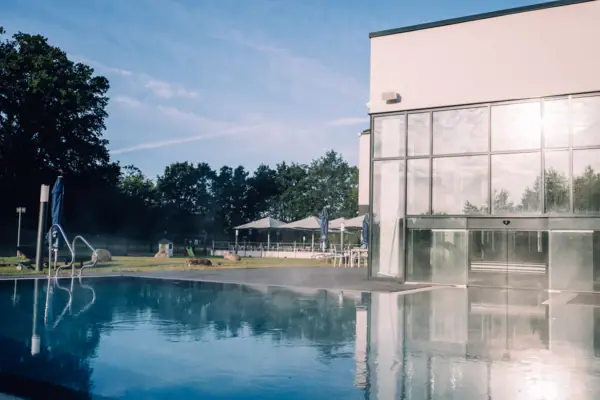 Een waterbassin voor een gebouw.