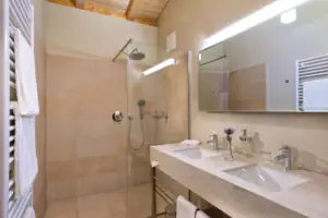 Badkamer met douche en wastafel