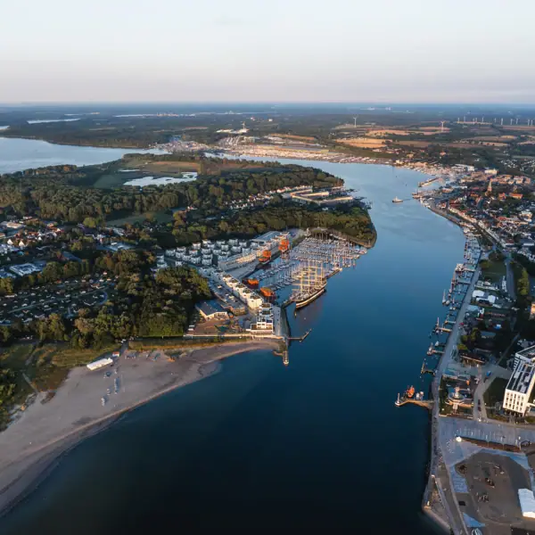 Travemünde van bovenaf Rivier met stad en water vanuit vogelperspectief.