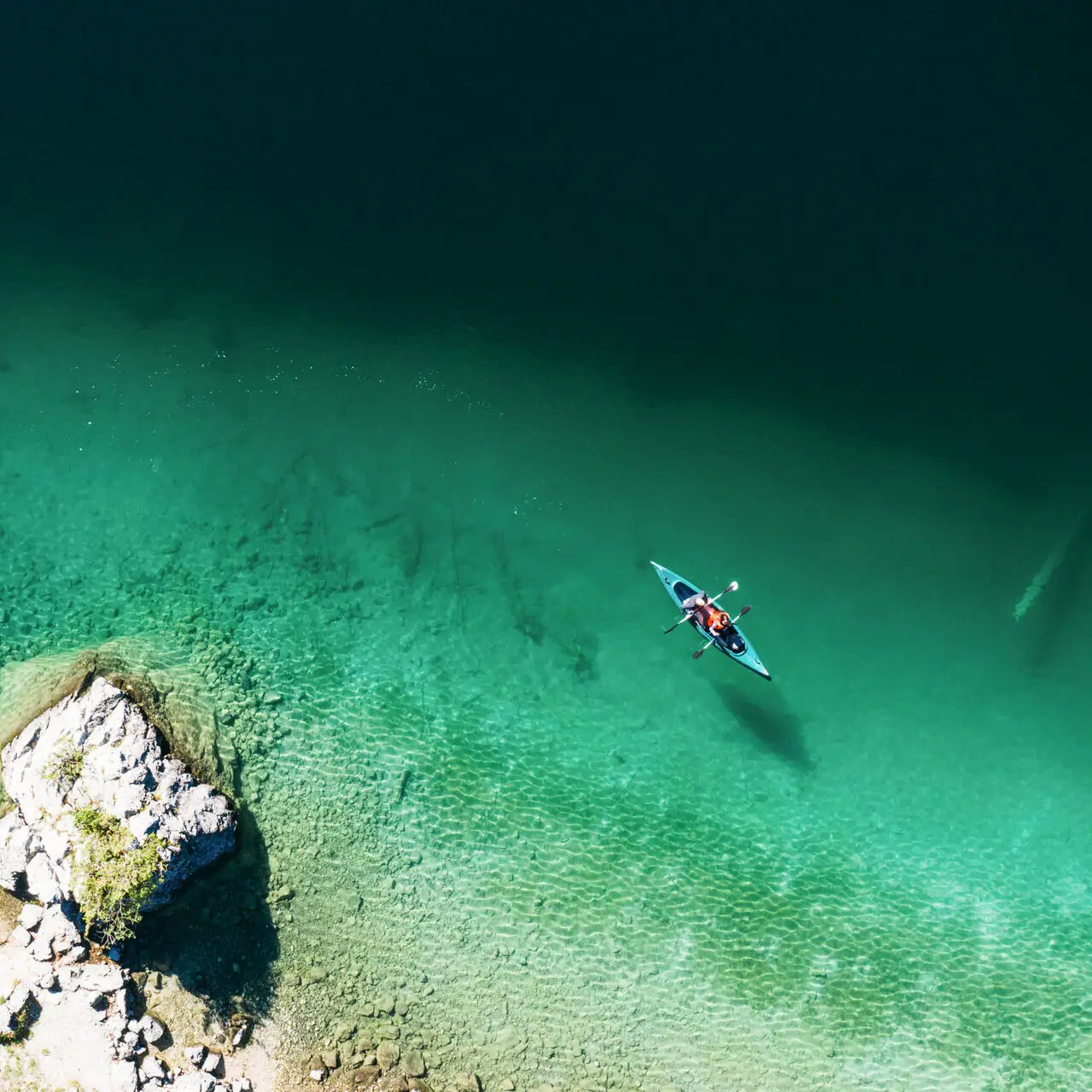 Kajak Eibsee Een persoon in een kajak op het water.