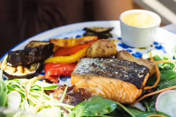 Een bord met een gerecht en saus.