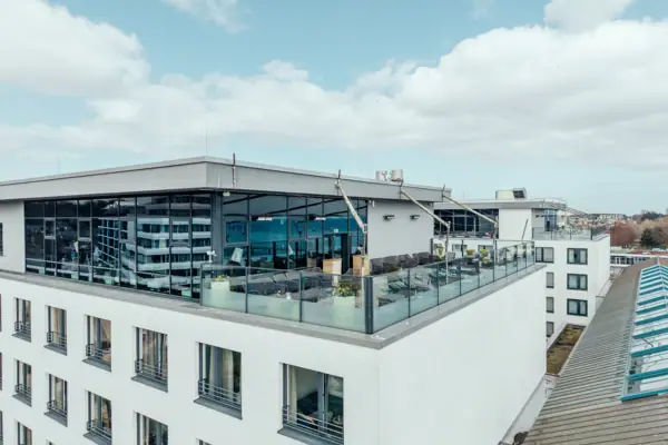 Dakterras Een gebouw met glazen ramen.