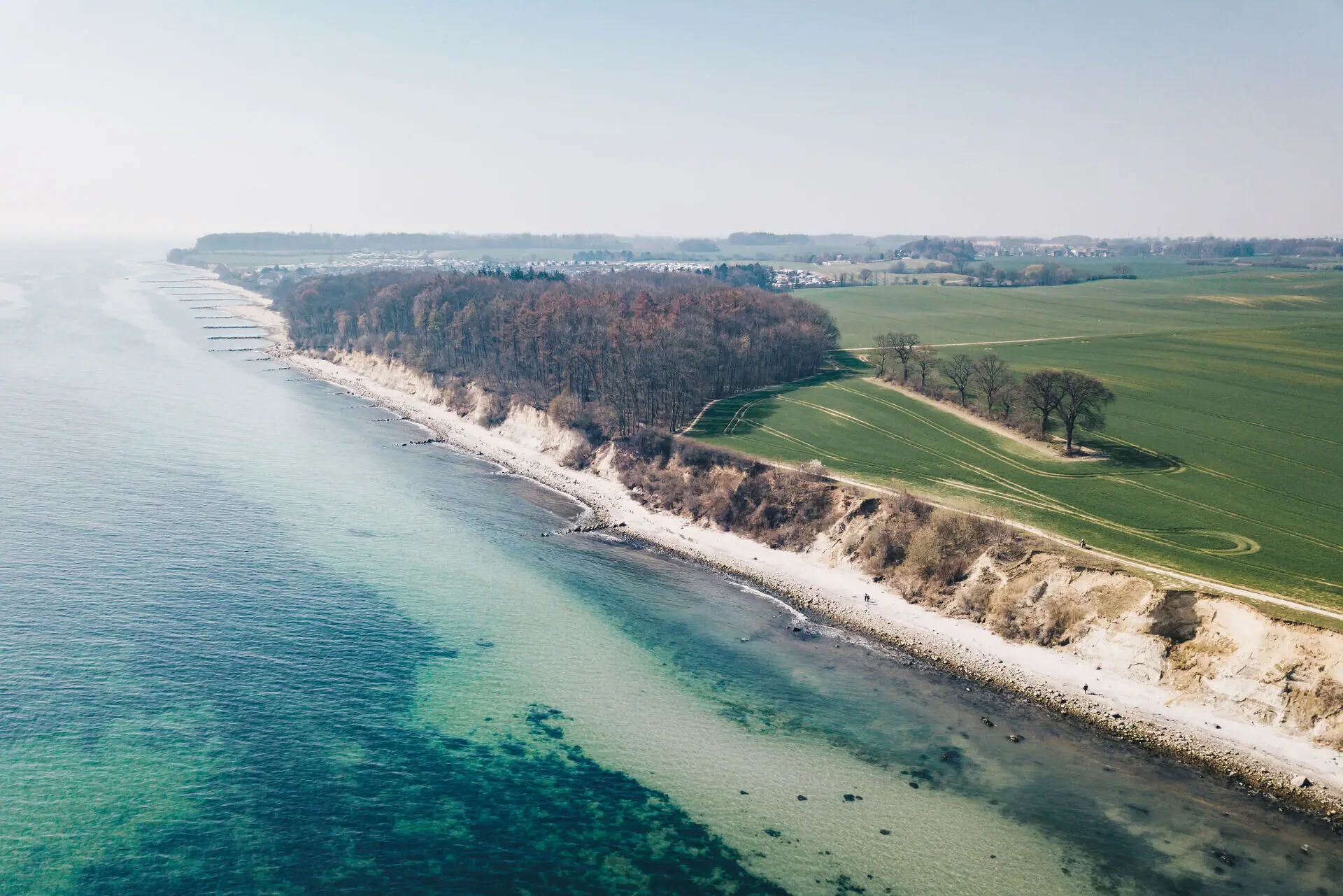 Steile kust Strand met uitzicht op zee en de lucht op de achtergrond.