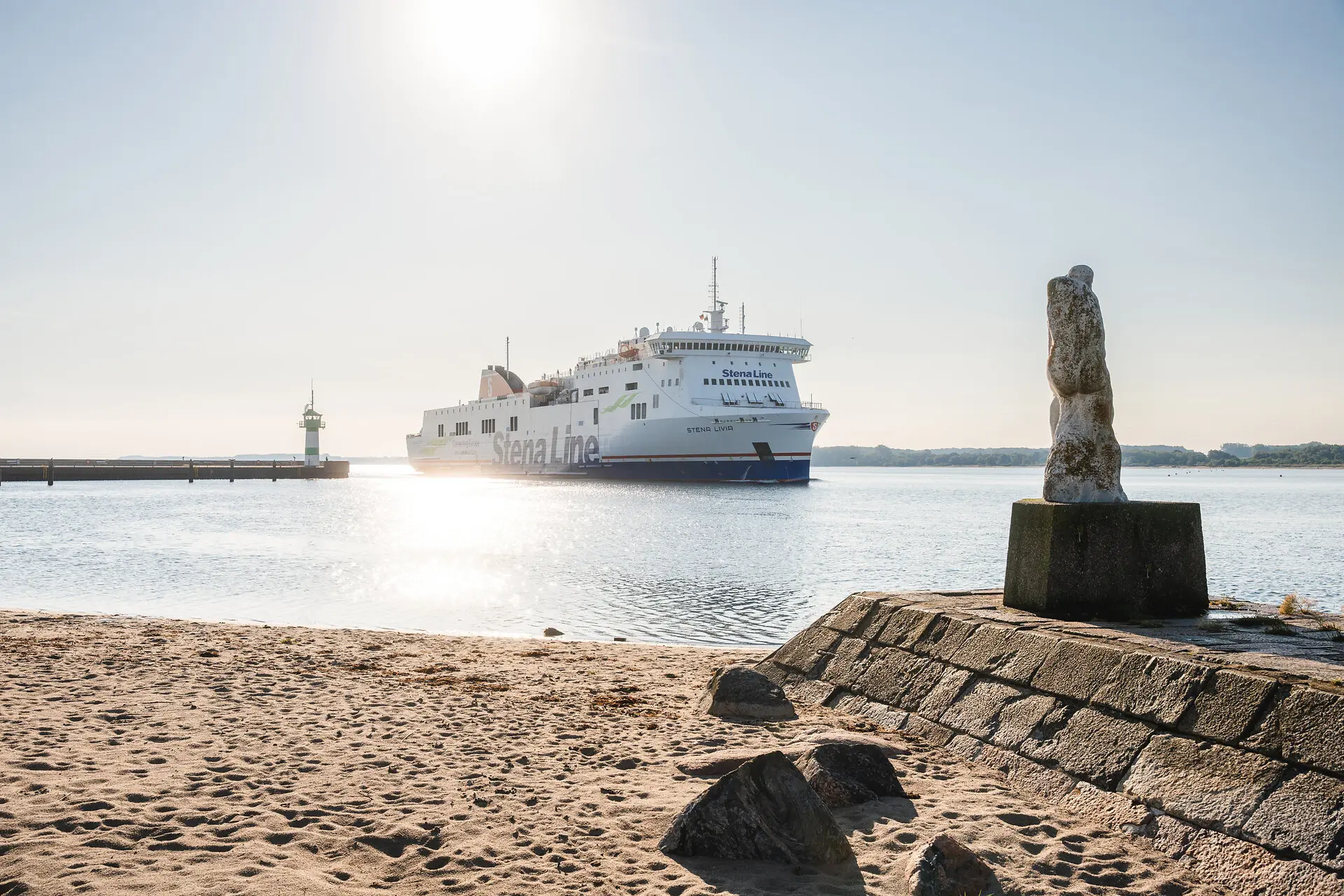 Veerboot Travemünde Een groot wit schip in het water.