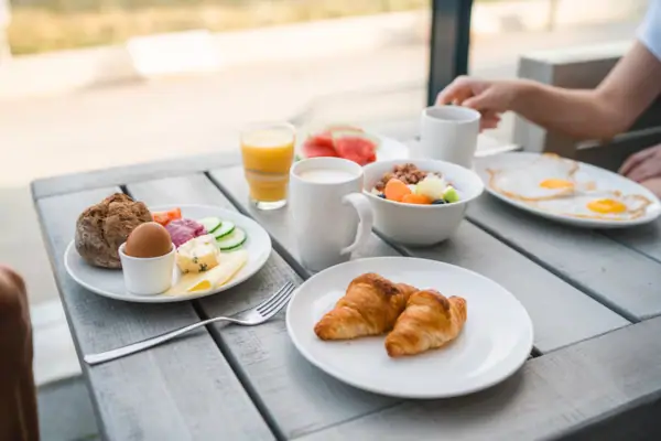 Een tafel met verschillende borden en servies.