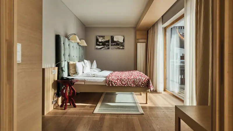 Slaapkamer met bed en vloerbedekking.