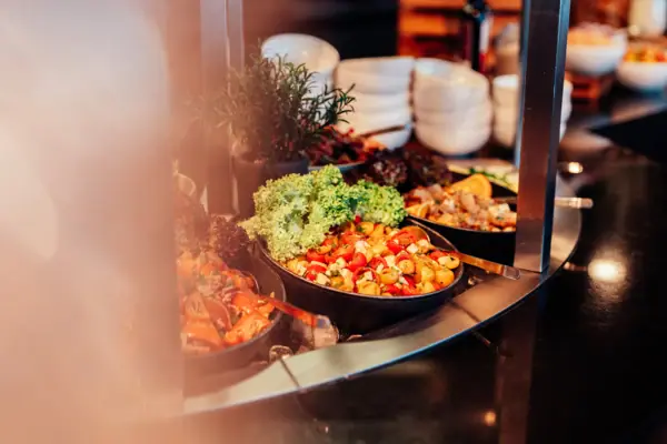 Buffet bij JEDERMANNS Een stapel kommen met eten.