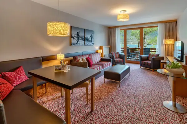 Een kamer met een tafel en stoelen.