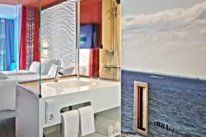 Een kamer met een bed en een wastafel.