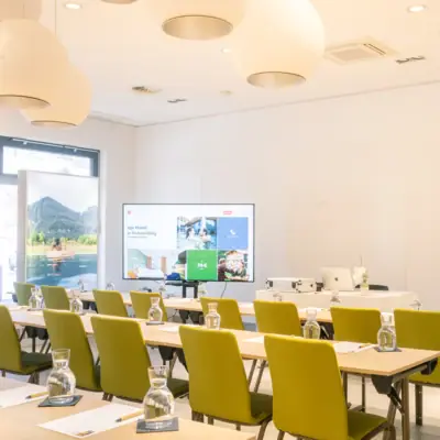 vergaderzaal Een ruimte met tafels en stoelen.
