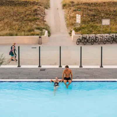 Buitenzwembad Warnemünde Een groep mensen in een zwembad.