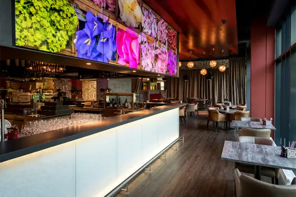 Gebied voor hondenbezitters Groot scherm met bloemen aan de muur.