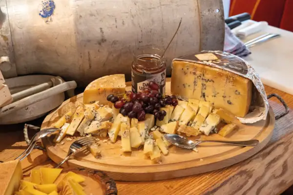 Een bord kaas en druiven.