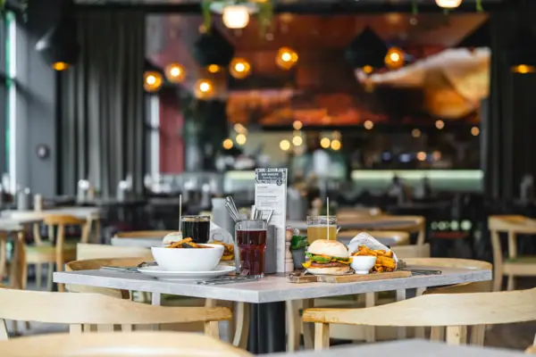Een tafel met verschillende gerechten en drankjes.
