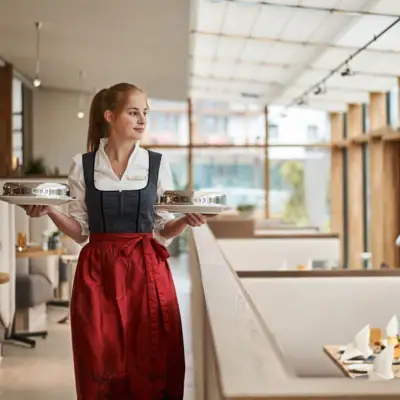 Een vrouw houdt twee borden vast.