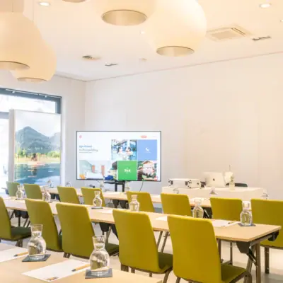 Een kamer met tafels en stoelen.