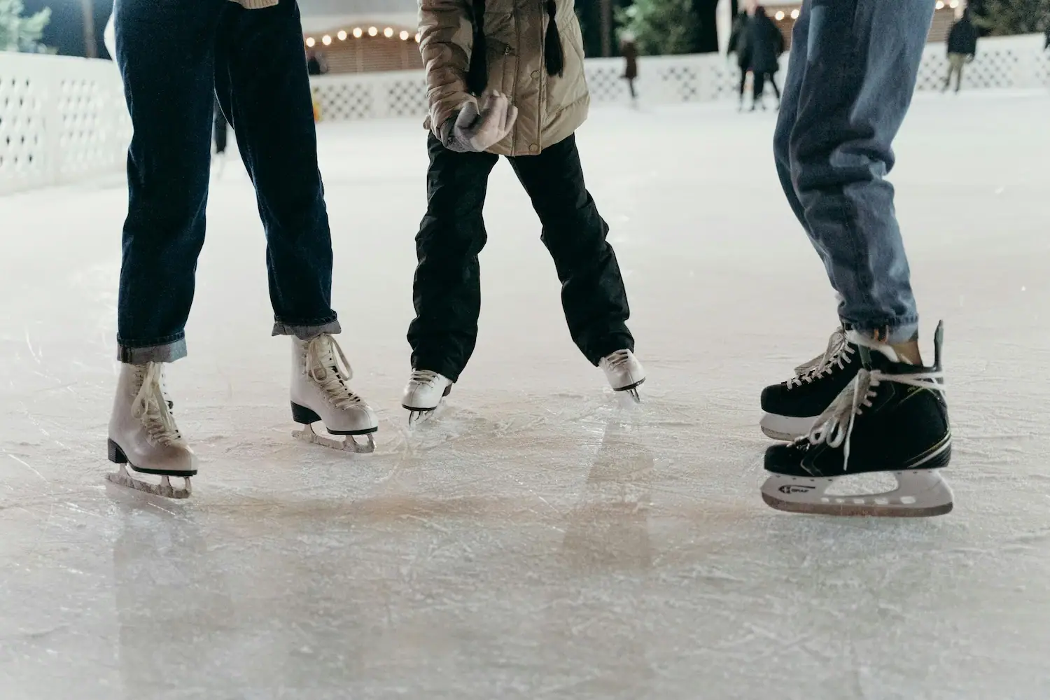 Een groep mensen aan het schaatsen.