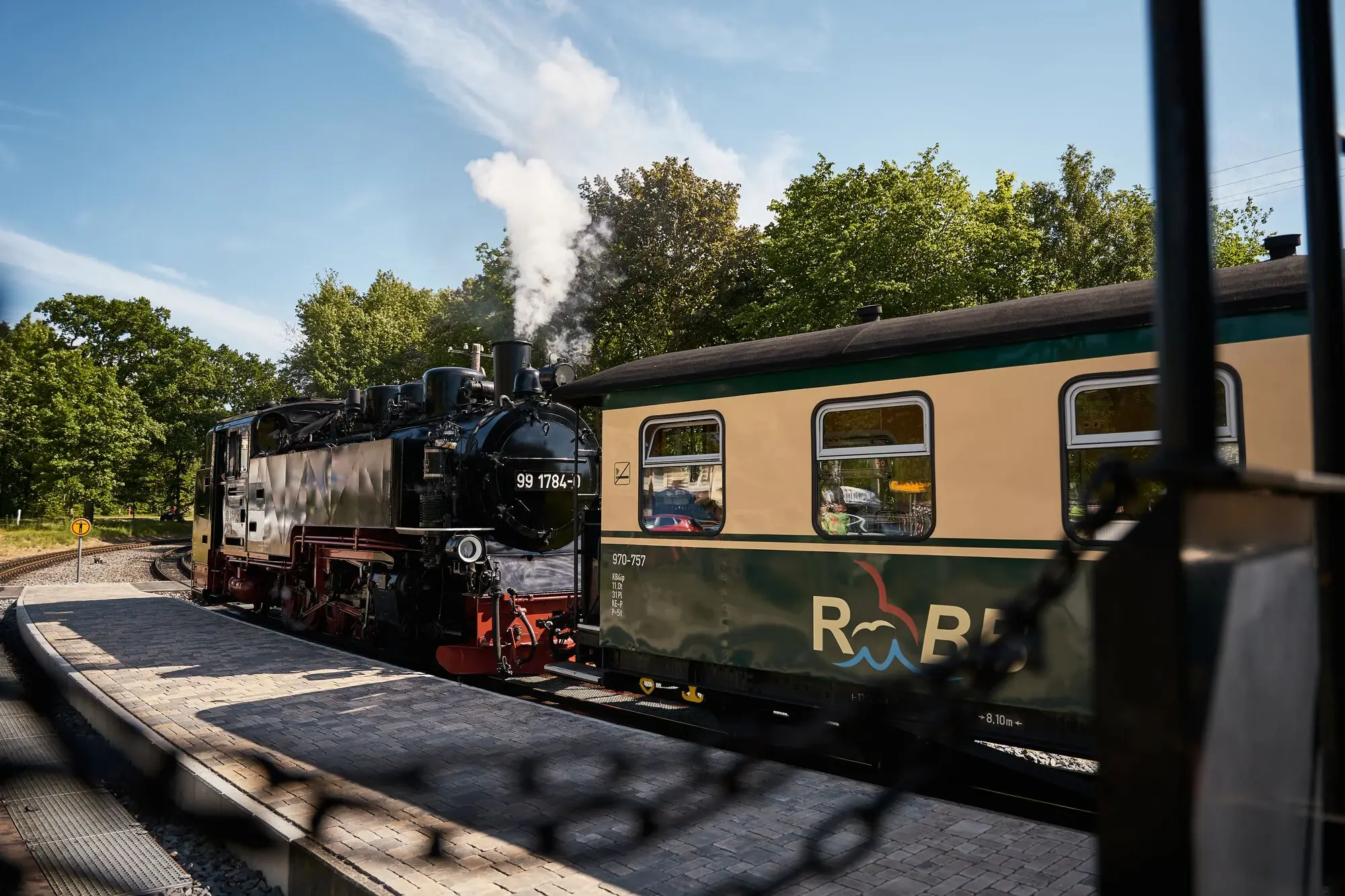 Een trein op het spoor in de open lucht.
