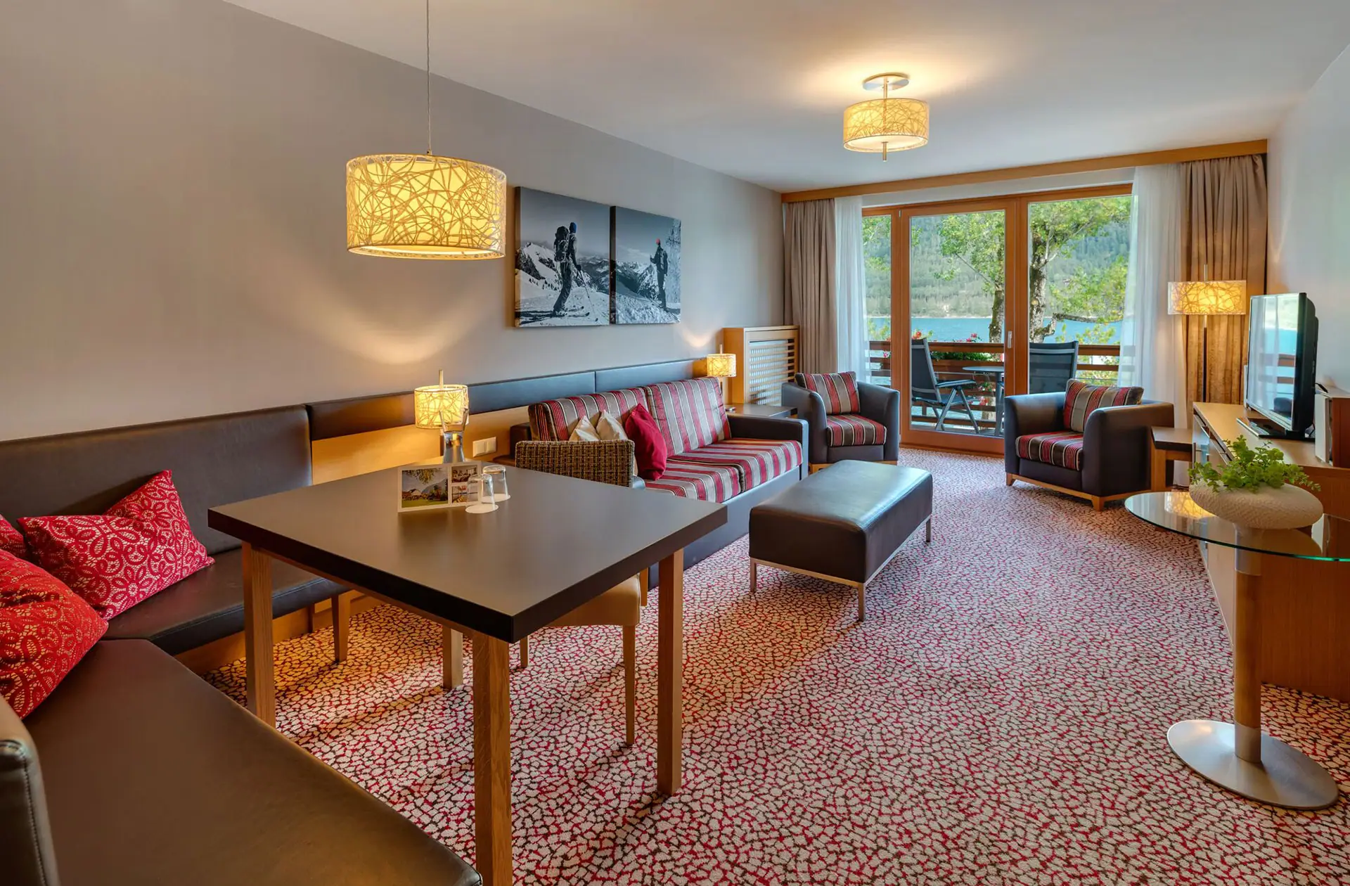 Suite Een kamer met een tafel en stoelen.