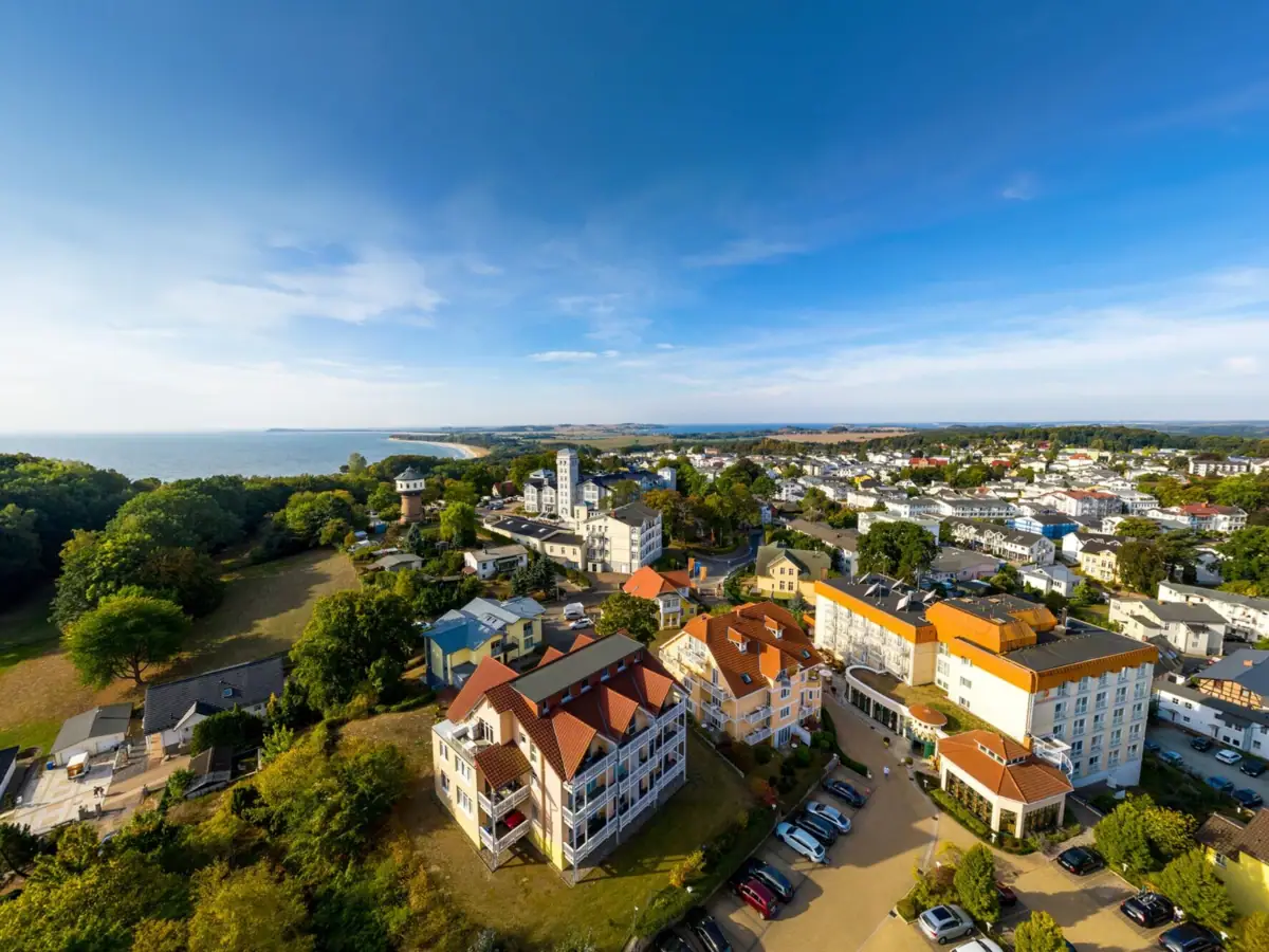 aja Nordperd & Villa's Göhren Vogelperspectief van de stad met veel gebouwen en bomen.
