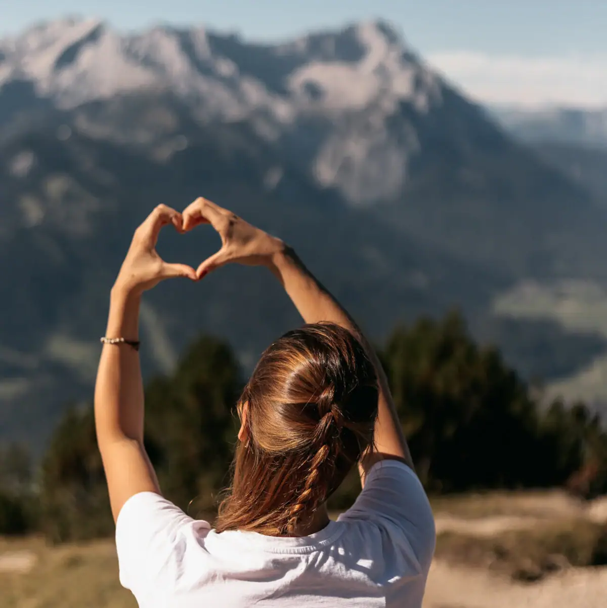 Hart Een vrouw vormt een hart met haar handen.