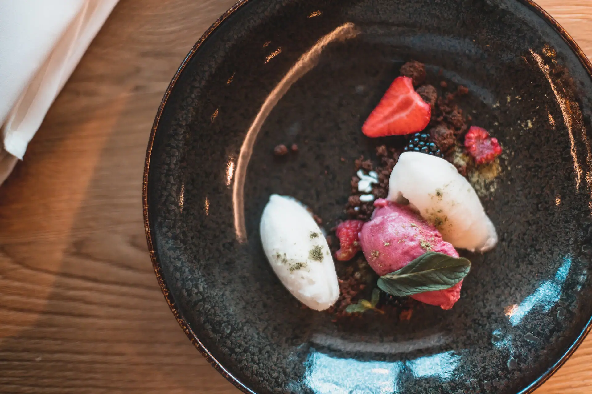 Een bord eten op een tafel.