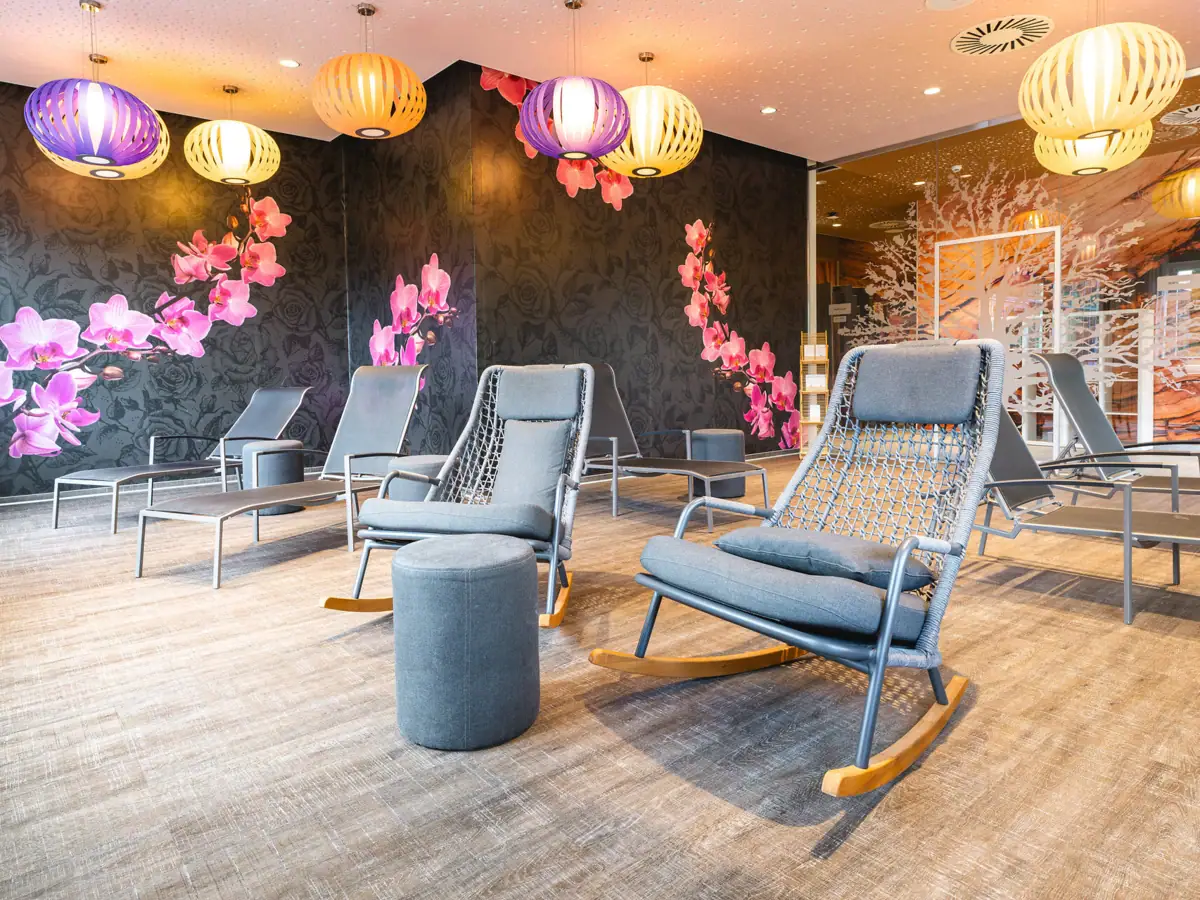 Ontspanningsruimte in de aja Bad Saarow met schommelstoelen