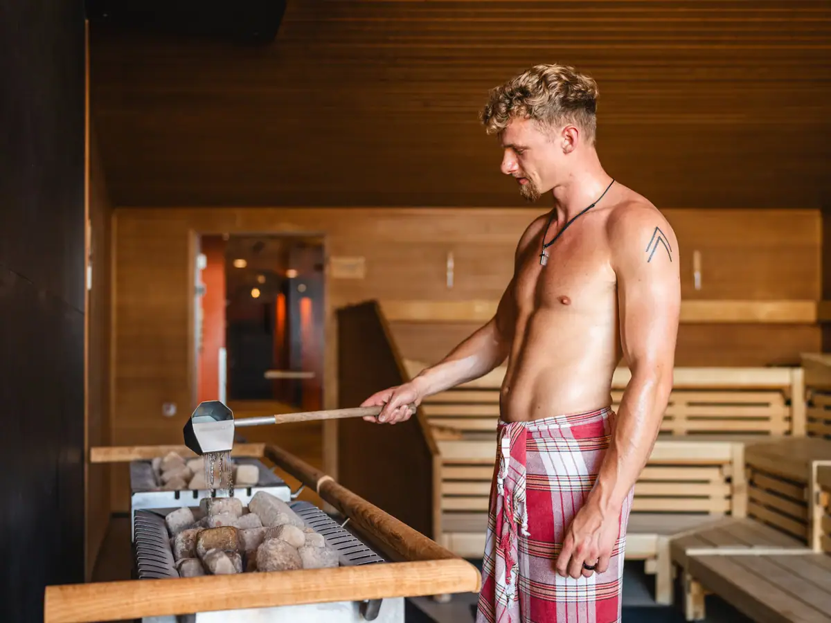 Een man in een rood-wit geruite korte broek.