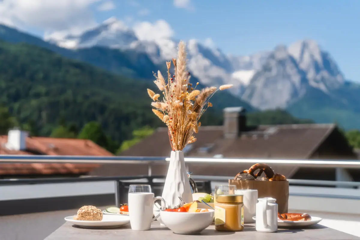 Ontbijt Een tafel met eten en een vaas met tarwe erop.