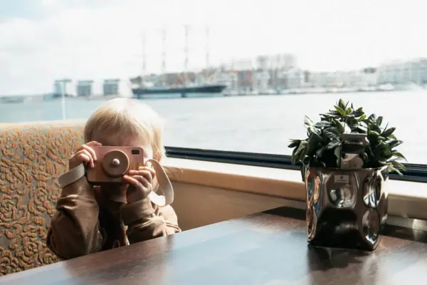 Een kind houdt een camera vast.