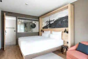 Suite bergzicht Een bed met een foto erboven.