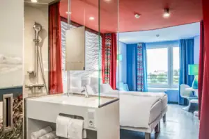 Een kamer met een tweepersoonsbed en een wastafel.