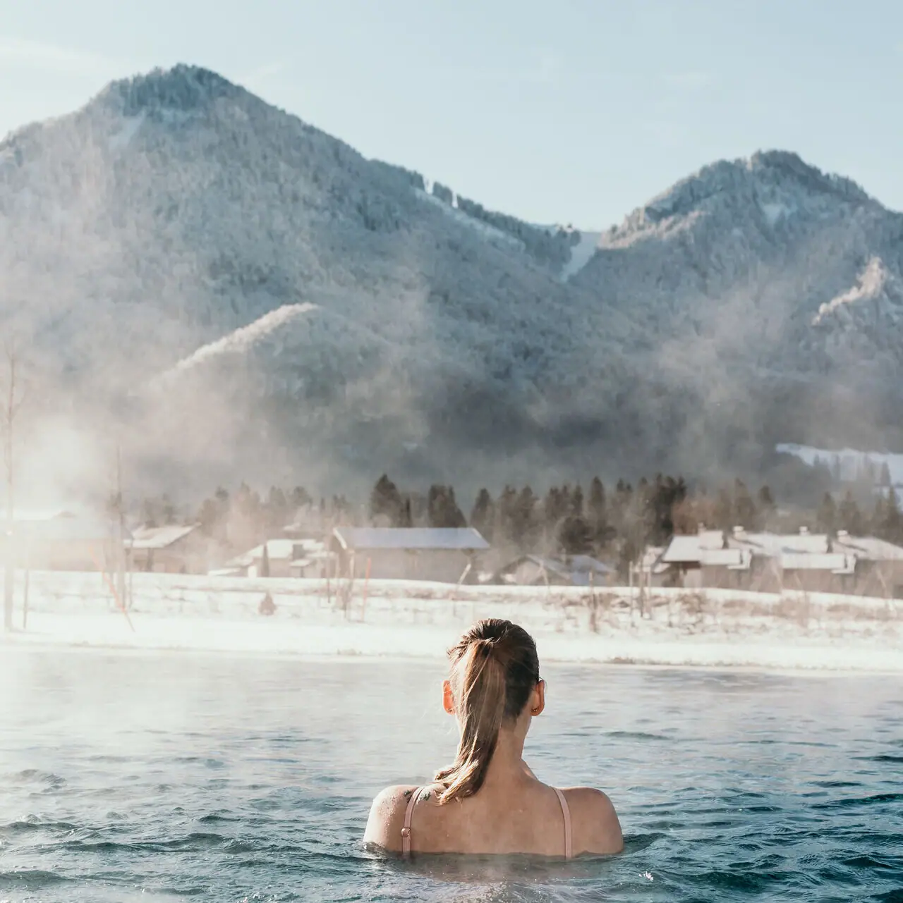 Dag spa bij de aja Ruhpolding Een vrouw in een warm buitenzwembad.