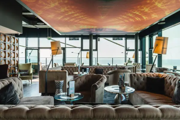 Een kamer met banken en salontafels.