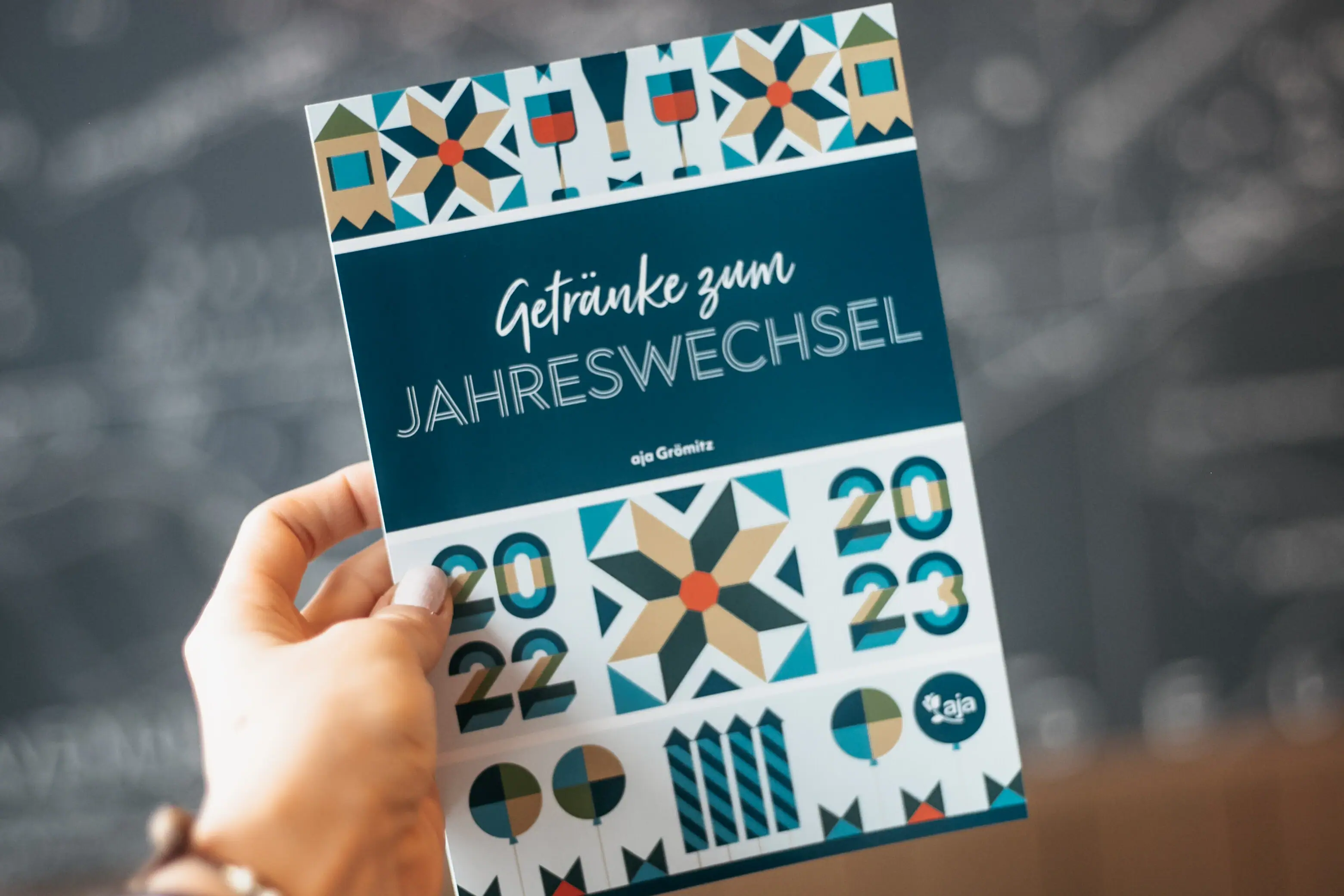 Oudejaarsavond bij aja Warnemünde Hand houdt een programmaboekje met handgeschreven notities vast.