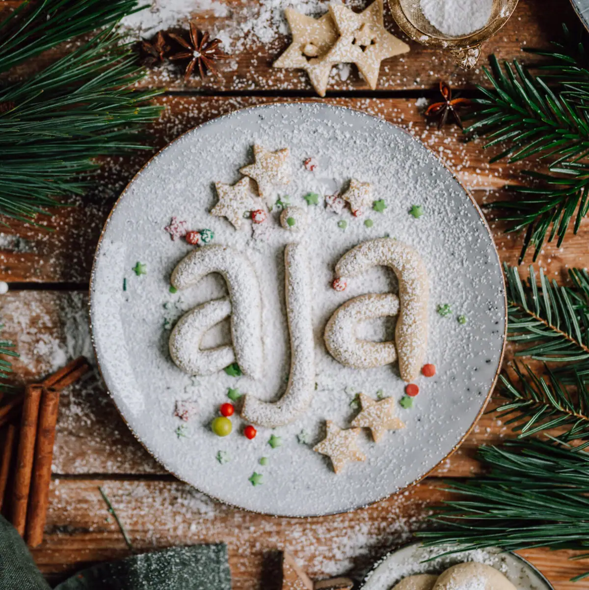 aja koekjes Een bord met koekjes en een naam erop.