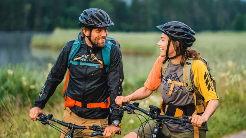 Mountainbiken Een man en een vrouw op een fiets buiten.