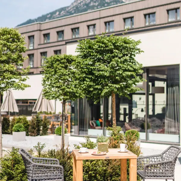 Een tafel en stoelen buiten een gebouw.