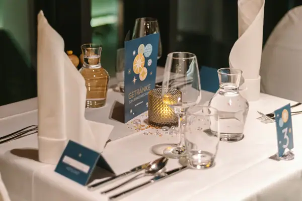 Een tafel met een kaars en glazen.