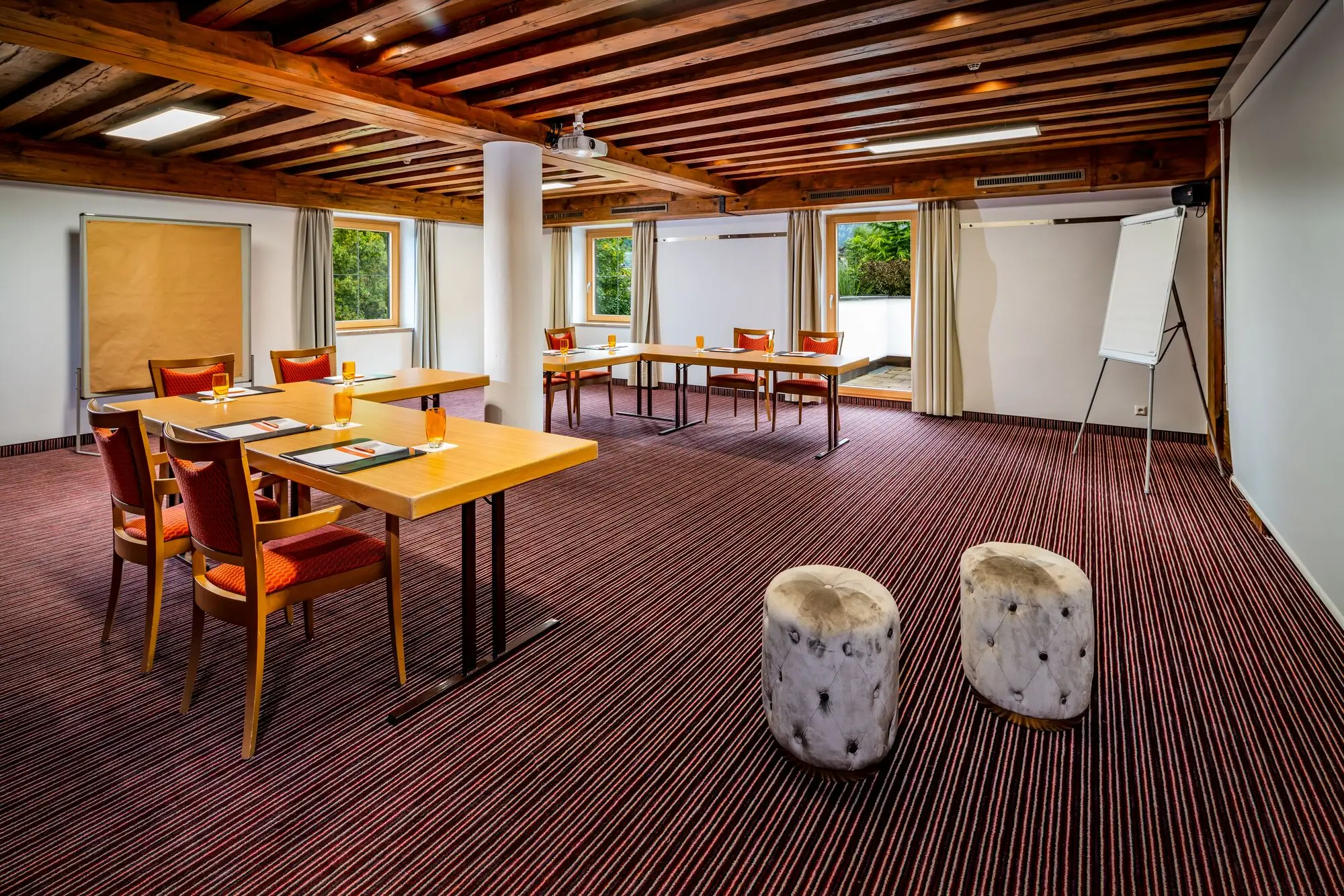 Kamer Maximiliaan Een kamer met tafels en stoelen.